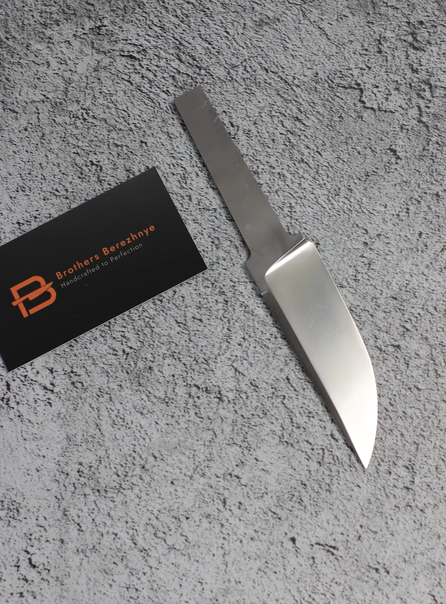 m390 Premium M390 steel blade (62 HRC) with exceptional edge retention, corrosion resistance, and durability — ideal for high-end custom knives.