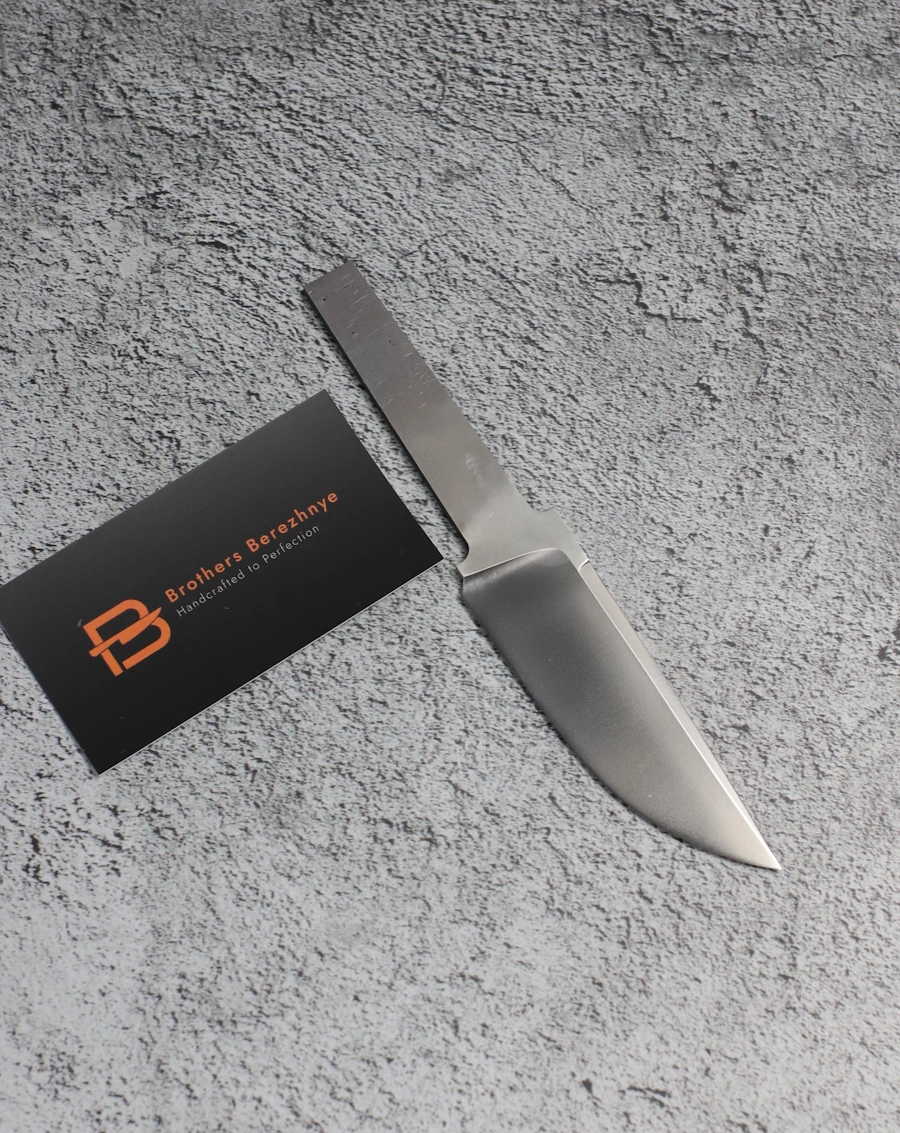 m390 0 Premium M390 steel blade (62 HRC) with exceptional edge retention, corrosion resistance, and durability — ideal for high-end custom knives.